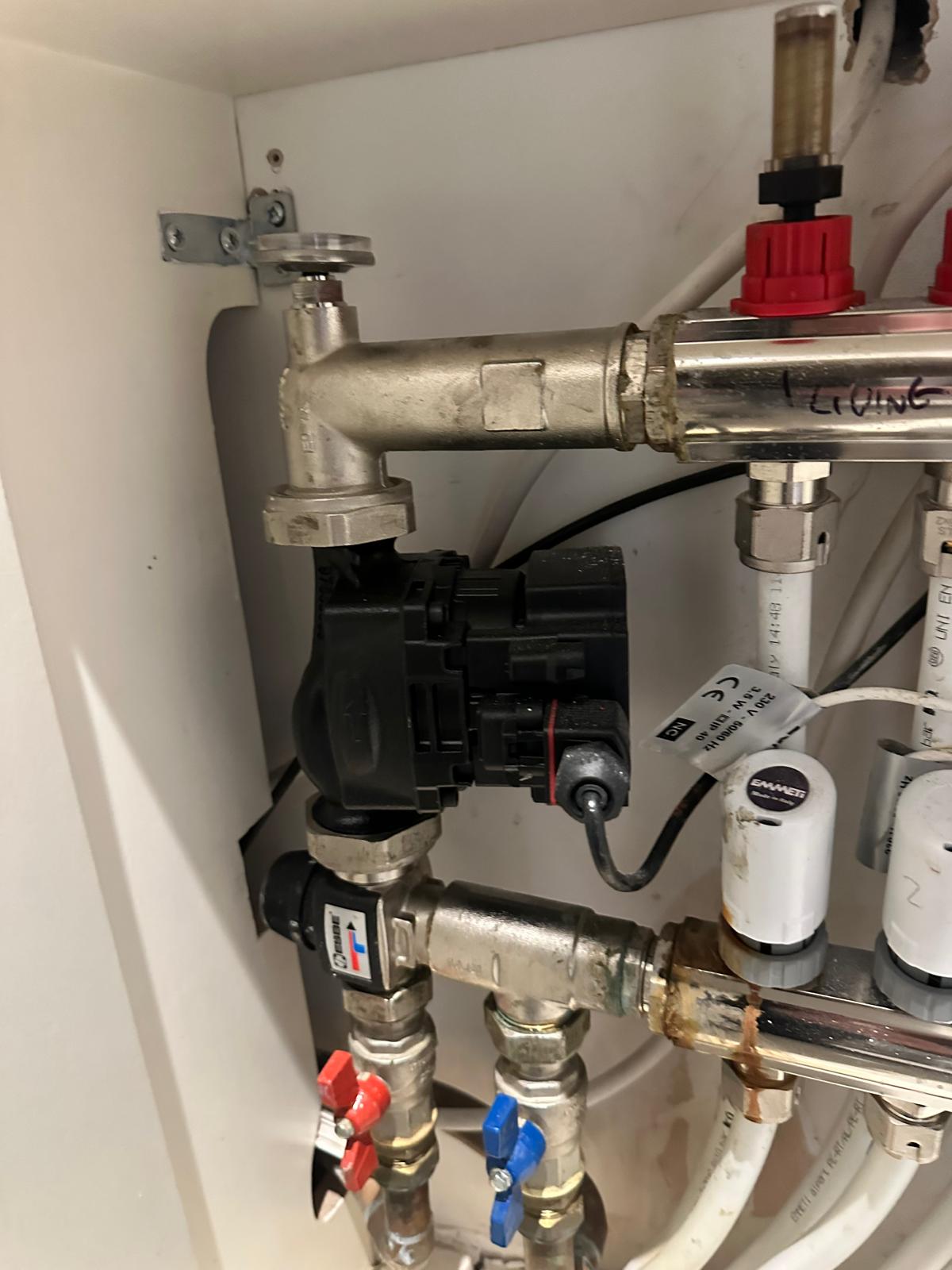 Underfloor heating manifold with circulating pump and zone actuator heads